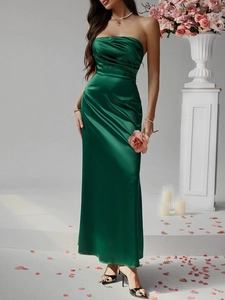Elegantes smaragdgrünes trägerloses Satin-Abendkleid mit schmaler Passform und Glanz