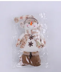 Dettaglio del pupazzo di neve di peluche natalizio con cappello a righe in confezione regalo