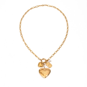 Dettaglio collana a graffetta oro 18K con medaglione I Love You e ciondoli perla