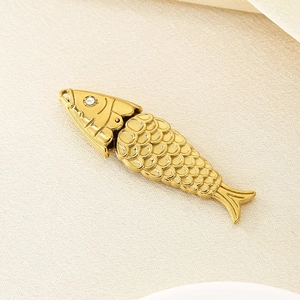 Vue macro d'un pendentif poisson plaqué or 18k avec écailles articulées et diamant