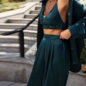 Set chic 3 pezzi in raso verde smeraldo con crop top, pantaloni larghi e camicia