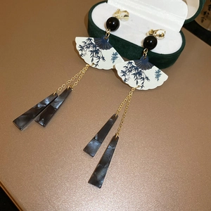 Boucles d'oreilles éventail chinois avec motif bambou et pendentifs en marbre