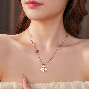Détail du pendentif étoile en pierre avec cordon marron tissé et perles minérales mixtes