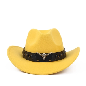 Détail d'un chapeau de cowboy jaune avec bandeau en cuir et ornement tête de taureau argent