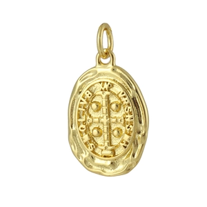 Vue macro d'un pendentif médaille de Saint Benoît doré avec détails religieux en relief