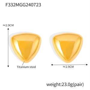 Gros plan de boucles d'oreilles triangles dorées de 2,9cm en acier titane poli