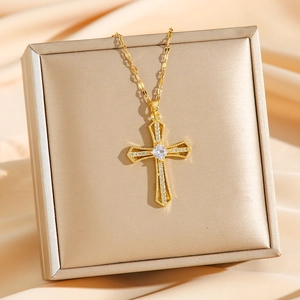 Collier croix dorée élégant avec pendentif en zircon sur fond de satin de soie
