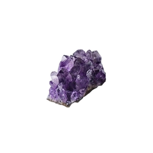 Cluster de cristal d'améthyste naturelle violet foncé pour décoration intérieure sur fond blanc