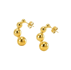 Detailed view of 18k gold-plated C-shaped pea earrings with polished gradient metal beads