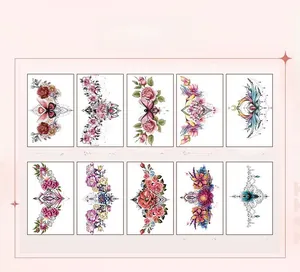 Dettaglio di tatuaggi temporanei con fiori e farfalle e disegni colorati di rose vivaci