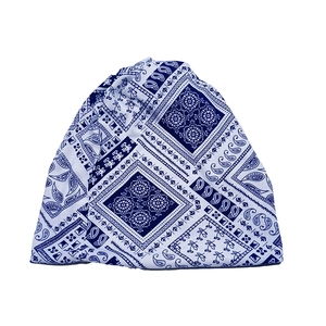 Detailaufnahme des blauen Paisley-Musters auf der weichen Hip-Hop-Beanie-Mütze