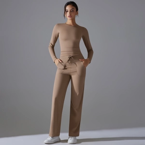 Détail du pantalon large à taille haute avec cordon et grandes poches latérales en kaki