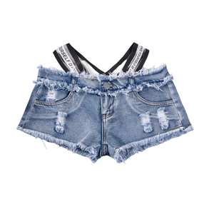 Dettaglio di pantaloncini di jeans blu con strappi, orlo a frange e bretelle con scritte