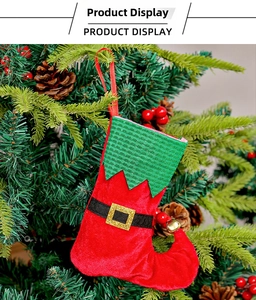 Détail d'une chaussette de Noël de lutin avec boucle de ceinture sur une branche d'arbre