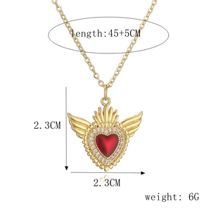 Dettaglio pendente cuore con ali dorato, dimensioni 2.3x2.3cm e catena 45+5cm