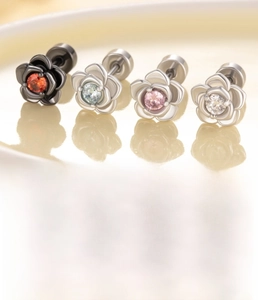 Détails de boucles d'oreilles rose en acier titane avec zircon et dimensions