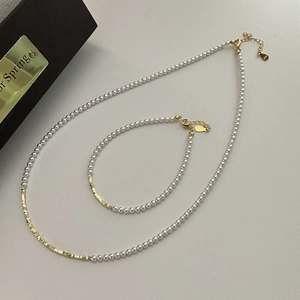 Set collana e bracciale in argento S925 con perle bianche e dettagli dorati lucidi