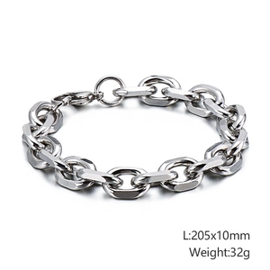 Dettaglio ravvicinato del bracciale a catena punk argento lucido con misure 205 mm e 10 mm