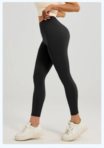 Vue latérale du pantalon de yoga noir à taille haute avec texture mate et sans couture