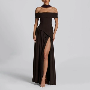 Détail d'une robe marron foncé à épaules dénudées avec des fronces et une fente haute