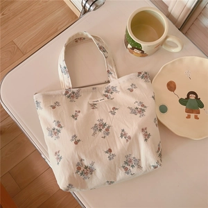 Detail view of the floral cotton handbag with simple wish label and a zipper closure
