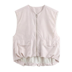 Vue détaillée du gilet rose clair pour femme avec fermeture éclair et ourlet plissé