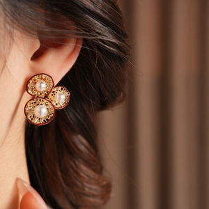 Detailansicht der Vintage Goldblumen-Ohrringe mit weißen Perlen und roter Emaille