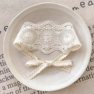 Bandeau blanc en dentelle pour bébés filles avec motifs floraux et rubans doux