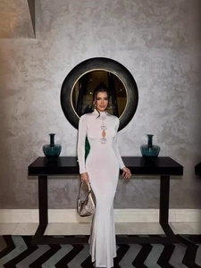 Robe longue blanche ajustée à manches longues avec découpes et détails de fleurs en 3D