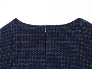 Détail de la fermeture éclair invisible sur robe texturée bleu marine à col rond