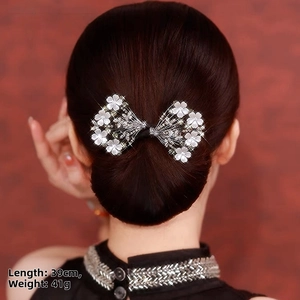 Détail d'un nœud papillon argenté élégant avec fleurs blanches sur un bandeau de 39cm