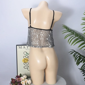 Vue arrière détaillée d'un crop top argenté à paillettes avec de fines bretelles