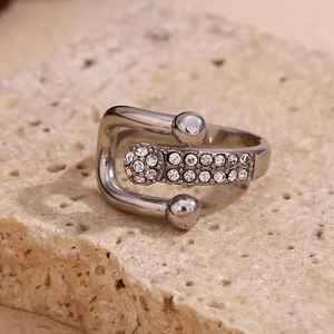 Dettaglio macro dell'anello a fibbia d'argento con cristalli pavé su base in pietra