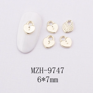 Détail de bijoux d'ongles cadenas coeur doré 6x7mm avec texture de dos et mesure