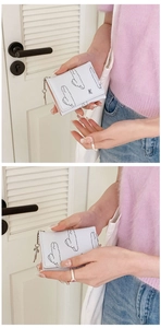 Dettaglio del portafoglio bianco in pelle PU con stampe cartoon blu e spessore laterale