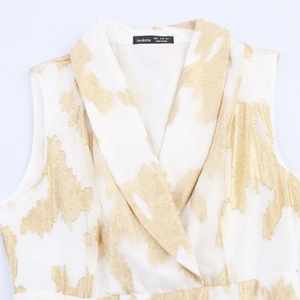 Élégante robe blanche sans manches avec texture dorée brillante et col en V sophistiqué