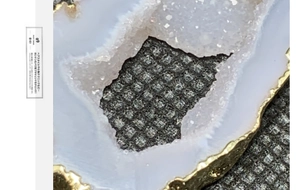Vista macro di una fetta di geode di agata naturale con bordi placcati in oro 14 carati