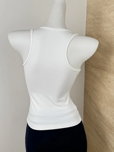 Vue arrière du débardeur blanc cintré à dos nageur sur mannequin avec finition lisse