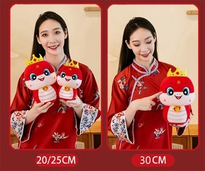 Dettaglio dei peluche a forma di serpente rosso del zodiaco in 20cm, 25cm e 30cm
