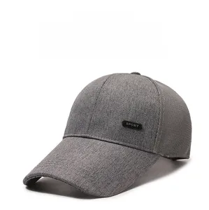 Détail de la casquette de baseball en mesh gris avec longue visière et broderie SPORT