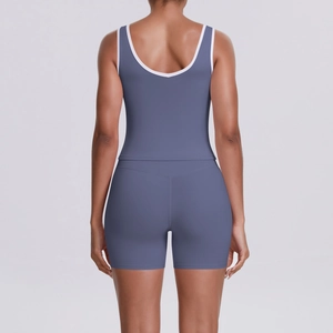 Vue arrière d'un ensemble de yoga deux pièces avec liserés contrastés et short de sport