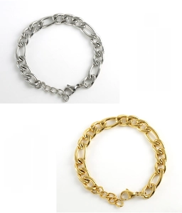 Detalle de pulseras Figaro de oro de 18 quilates y plata con cierre de mosquetón seguro