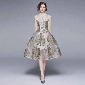 Französisches Spitzenkleid in Champagner mit langen Netzärmeln und Blumenstickerei