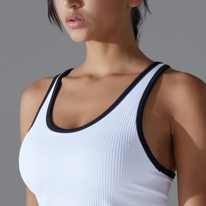 Détail du débardeur de yoga côtelé blanc avec bordure contrastée noire sur l'encolure en U