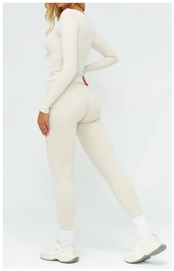 Vue détaillée du dos de l'ensemble de yoga sans couture crème montrant l'effet galbant et stretch