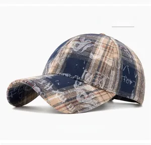 Dettaglio del cappellino da baseball a quadri blu con stampe di lettere bianche