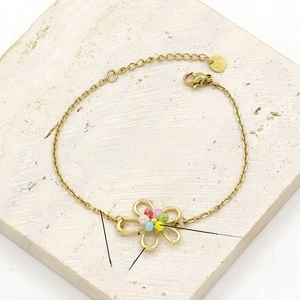 Detail of flower-shaped golden stainless steel bracelet with colorful crystals and 16cm chain