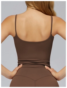 Détail du dos à lanières croisées d'une brassière de yoga marron foncé en tissu brossé