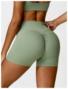 Détail arrière du short de yoga vert olive avec effet froncé pour galber les fesses