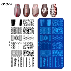 Détail macro de la plaque de tamponnage d'ongles OMJ-08 aux motifs floraux